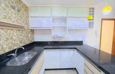 Imagem: A casa possui 3 Dormitórios, 2 Banheiros, 3 Vagas na garagem