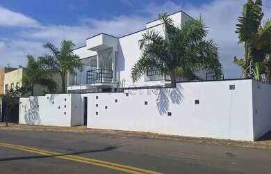 Imagem: A casa possui 4 Dormitórios, 2 Banheiros, 4 Vagas na garagem