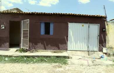 Imagem: A casa possui 2 Dormitórios, 1 Banheiro e 1 Vaga na garagem