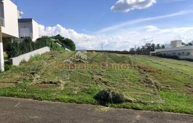 Imagem: O terreno possui 1.100m² de Área e está localizado em Terras