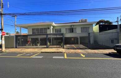 Imagem: A casa possui 4 Dormitórios, 5 Banheiros, 5 Vagas na garagem