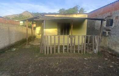 Imagem: A casa possui 1 Dormitório, 1 Banheiro, 2 Vagas na garagem