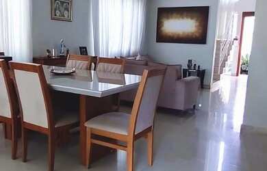 Imagem: A casa possui 3 Dormitórios, 2 Banheiros, 3 Vagas na garagem