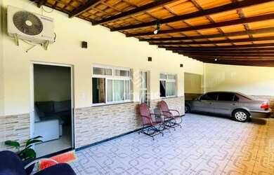 Imagem: A casa possui 3 Dormitórios, 2 Banheiros e 4 Vagas na garagem