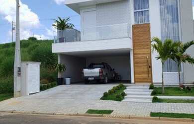 Imagem: A casa possui 3 Dormitórios, 2 Banheiros, 4 Vagas na garagem