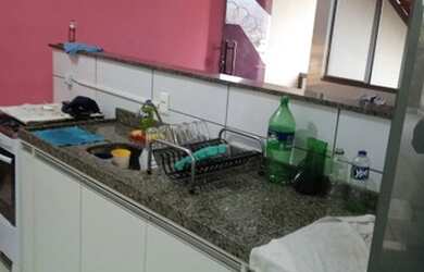 Imagem: A casa possui 2 Dormitórios, 1 Banheiro, 2 Vagas na garagem