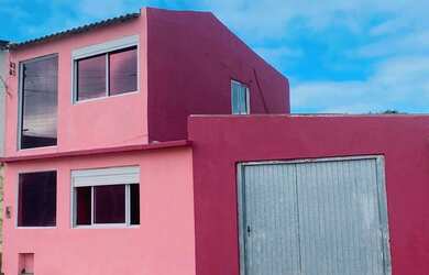 Imagem: A casa possui 3 Dormitórios, 2 Banheiros, 2 Vagas na garagem