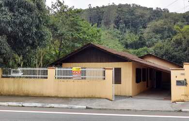Imagem: A casa possui 4 Dormitórios, 1 Banheiro, 4 Vagas na garagem