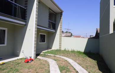 Imagem: A casa possui 3 Dormitórios, 1 Banheiro, 2 Vagas na garagem