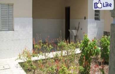 Imagem: A casa possui 3 Dormitórios, 2 Banheiros, 2 Vagas na garagem