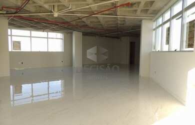 Imagem: O depósito possui 2 Vagas na garagem, 110m² de Área e está