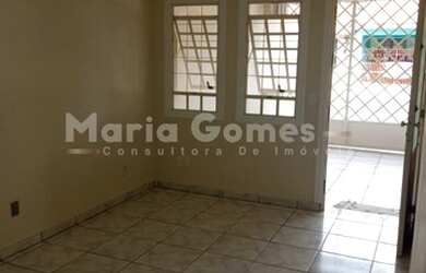 Imagem: A casa possui 3 Dormitórios, 1 Banheiro, 2 Vagas na garagem