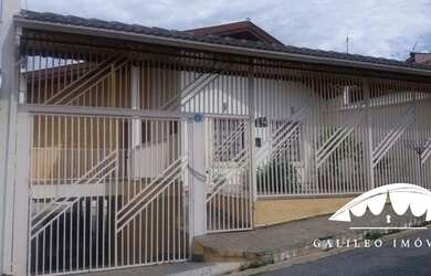 Imagem: A casa possui 3 Dormitórios, 4 Banheiros, 5 Vagas na garagem