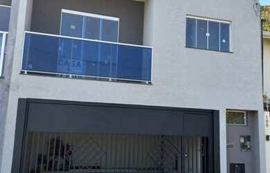 Imagem: A casa possui 3 Dormitórios, 2 Banheiros, 2 Vagas na garagem