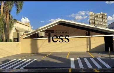 Imagem: A casa possui 4 Dormitórios, 5 Banheiros, 4 Vagas na garagem