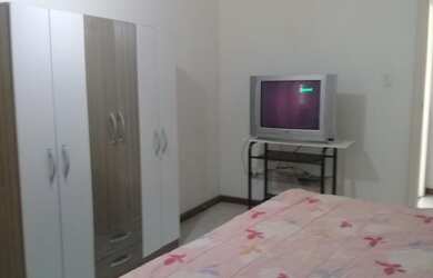 Imagem: O quarto possui Guarda roupa e está localizado em Itapuã