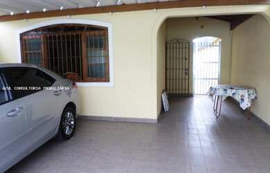 Imagem: A casa possui 3 Dormitórios, 2 Banheiros, 3 Vagas na garagem