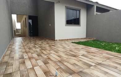 Imagem: A casa possui 3 Dormitórios, 2 Banheiros, 2 Vagas na garagem