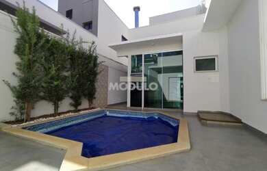 Imagem: A casa em condomínio possui 4 Dormitórios, 5 Banheiros, 2