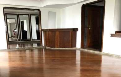 Imagem: O apartamento possui 4 Dormitórios, 2 Banheiros, 4 Vagas na