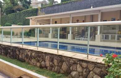 Imagem: A casa possui 4 Dormitórios, 5 Banheiros, 4 Vagas na garagem