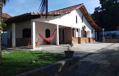 Imagem: A casa possui 4 Dormitórios, 2 Banheiros, 5 Vagas na garagem