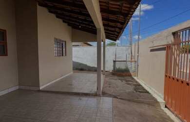 Imagem: A casa possui 3 Dormitórios, 2 Banheiros e está localizado