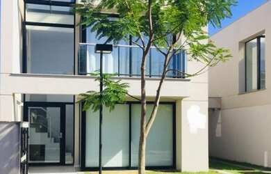 Imagem: A casa em condomínio possui 3 Dormitórios, 3 Banheiros, 2