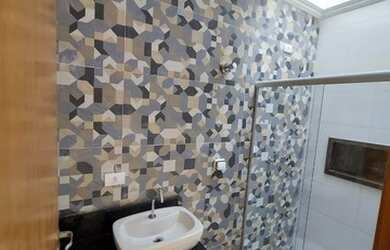 Imagem: A casa possui 3 Dormitórios, 1 Banheiro, 2 Vagas na garagem