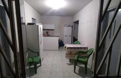 Imagem: A casa possui 2 Dormitórios, 1 Banheiro e Imóvel mobiliado