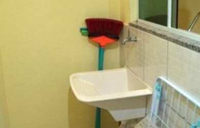 Imagem: A casa possui 2 Dormitórios, 2 Banheiros, 1 Vaga na garagem