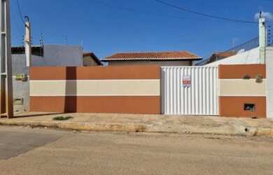 Imagem: A casa possui 2 Dormitórios, 2 Banheiros, 1 Vaga na garagem