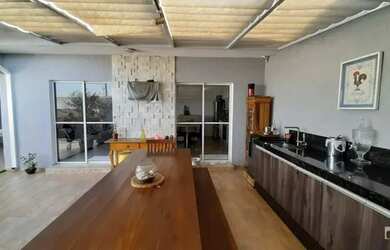 Imagem: A casa possui 2 Dormitórios, 2 Banheiros, 2 Vagas na garagem