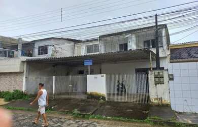 Imagem: A casa possui 5 Dormitórios, 3 Banheiros, 4 Vagas na garagem