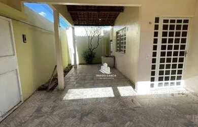 Imagem: A casa possui 4 Dormitórios, 3 Banheiros, 2 Vagas na garagem