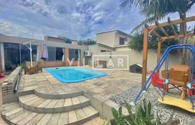 Imagem: A casa possui 3 Dormitórios, 2 Banheiros, 2 Vagas na garagem