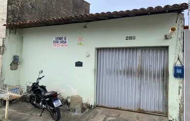 Imagem: A casa possui 3 Dormitórios, 2 Banheiros, 1 Vaga na garagem