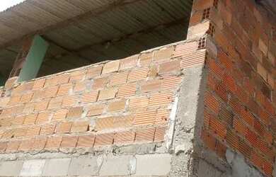 Imagem: A casa possui 3 Dormitórios, 1 Banheiro, 1 Vaga na garagem