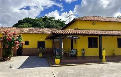 Imagem: A casa possui 4 Dormitórios, Acomodam 12 pessoas, 5 Vagas na