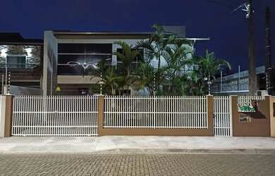 Imagem: A casa possui 3 Dormitórios, 2 Banheiros, 2 Vagas na garagem