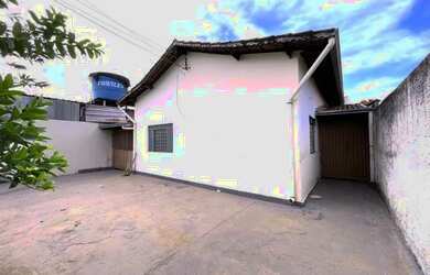 Imagem: A casa possui 3 Dormitórios, 2 Banheiros, 5 Vagas na garagem