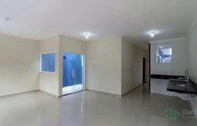 Imagem: A casa possui 3 Dormitórios, 2 Banheiros, 2 Vagas na garagem