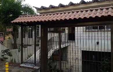 Imagem: A casa possui 3 Dormitórios, 1 Banheiro, 2 Vagas na garagem