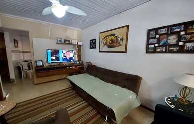 Imagem: A casa possui 3 Dormitórios, 2 Banheiros, 4 Vagas na garagem