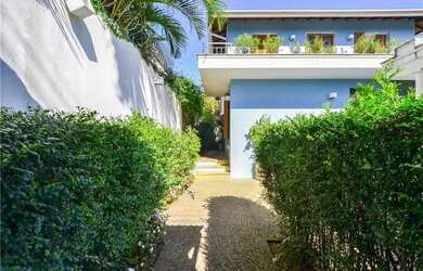 Imagem: A casa possui 4 Dormitórios, 5 Banheiros, 3 Vagas na garagem