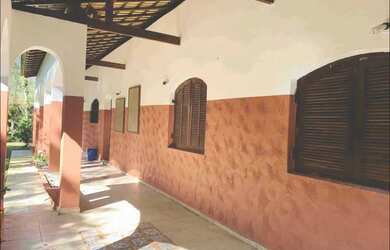 Imagem: A casa possui 2 Dormitórios, 2 Banheiros, 2 Vagas na garagem