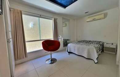 Imagem: A casa possui 5 Dormitórios, 4 Banheiros, 4 Vagas na garagem