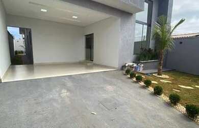 Imagem: A casa possui 3 Dormitórios, 2 Banheiros, 4 Vagas na garagem