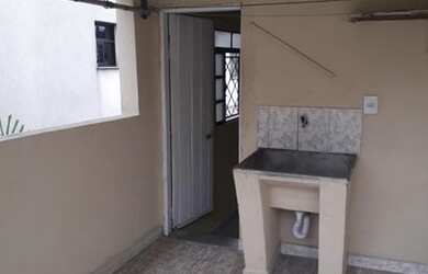 Imagem: A casa possui 1 Dormitório, 1 Banheiro, 1 Vaga na garagem