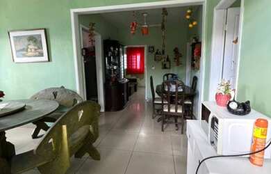 Imagem: A casa possui 3 Dormitórios, 3 Banheiros, 4 Vagas na garagem